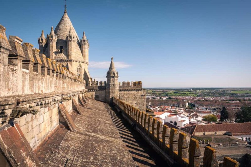 Évora: Private & Flexible Walking Tour in Historic Center - Discovering Praça do Giraldo and Its Iconic Fountain