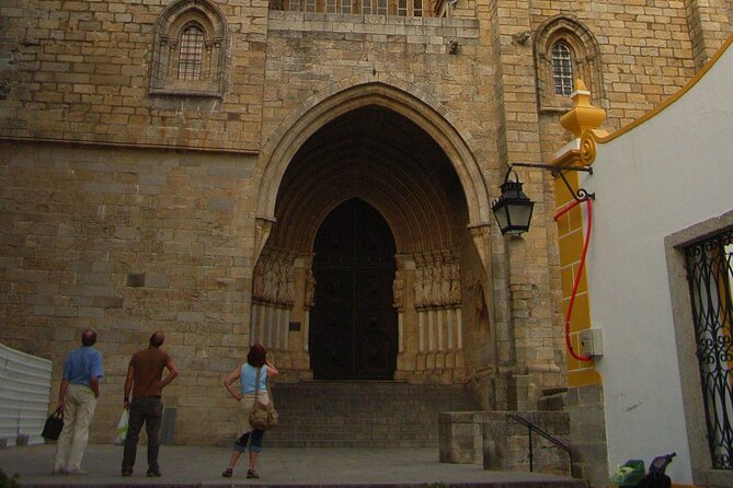 Évora Private Walking Tour with a Professional Guide - Logistics and Accessibility