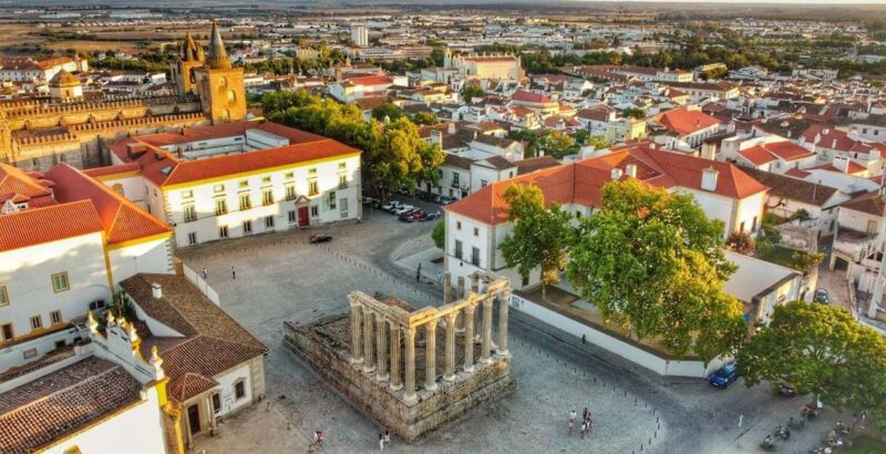 Évora: Small group walking tour with Chapel of Bones - Exploring the Roman Temple: A Glimpse into Ancient Évora