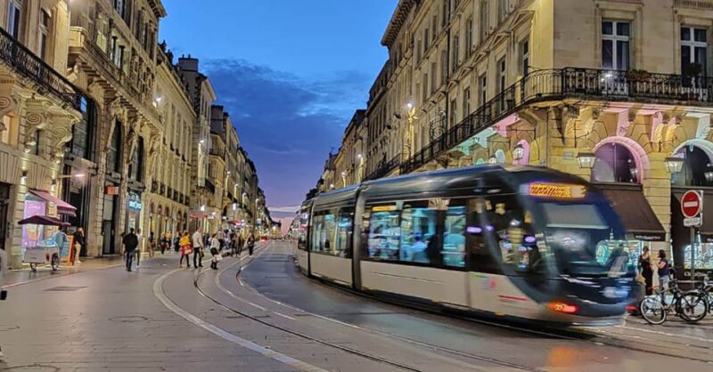 Exclusive! Bordeaux: Nighttime Highlights Walking Tour - The Benefits of a Small Group Experience