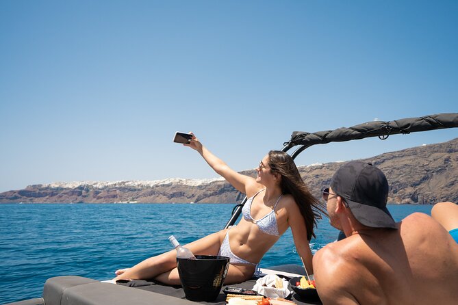 Exclusive cruise experience in Santorini - Guiding Style and Guest Experience