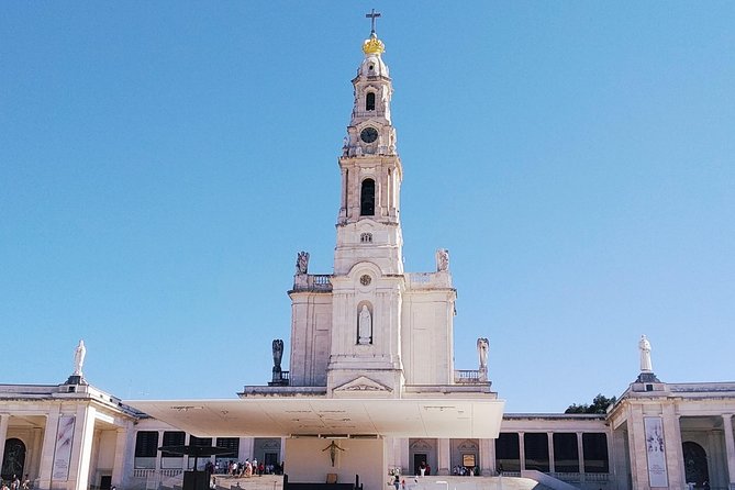 Exclusive Tour of Fátima and home of the shepherds - The Basilica of the Holy Trinity: The Largest Church in Fatima