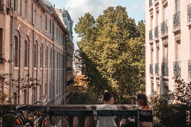 Exclusive Walking Tour In Montmartre With Local Guide - Visiting the Iconic La Maison Rose