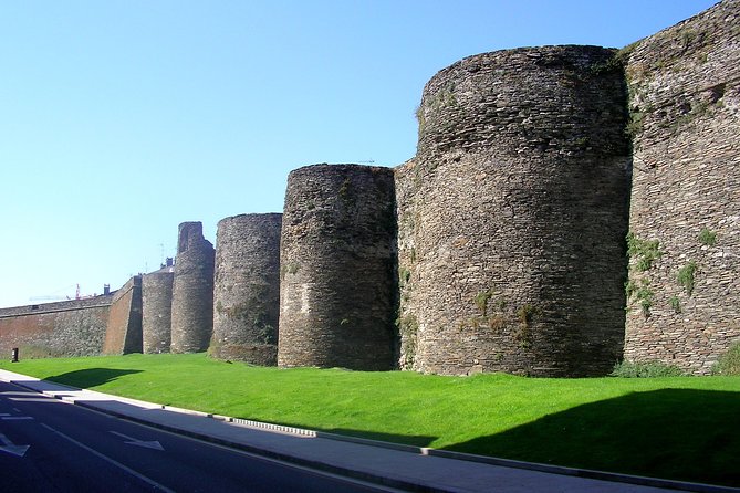 Excursión a Playa de las Catedrales, Lugo & Ribadeo desde Santiago de Compostela - The Tour: A Full Day of Natural Wonders and Historic Marvels