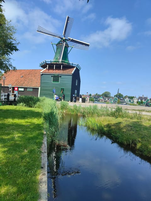 Excursion from Amsterdam to the windmills of Zaanse Schans - The Support and Expertise of the Guide