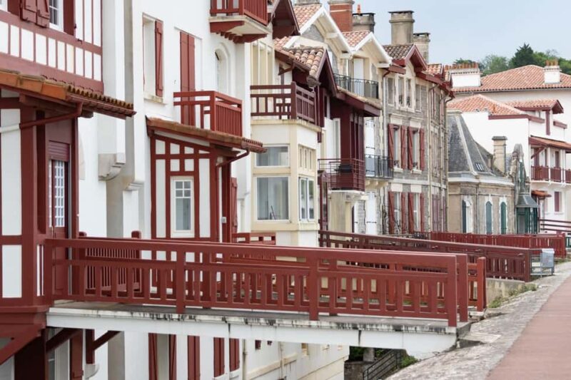 Excursion to the French Basque Country: Biarritz, Bayonne, and Saint-Jean-de-Luz - Saint-Jean-de-Luz’s Picturesque Harbor and Traditional Streets