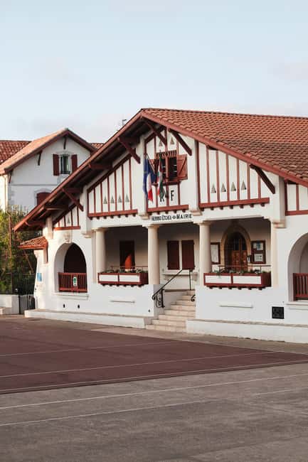 Excursion to the villages of the French Basque Pyrenees: Espelette, Ainhoa, and Sare - Exploring Espelette and Its Famous Peppers