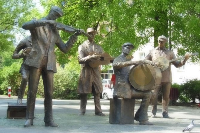 Exploration tour through the district of Praga - authentic and legendary - The Fascinating Story Behind the Warsaw Zoo at Miejski Ogrod Zoologiczny