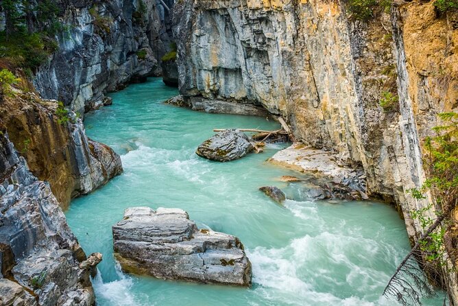 Explore 3 National Parks - Exclusive Small Group Tour - Lake Louise: The Iconic Mountain Lake