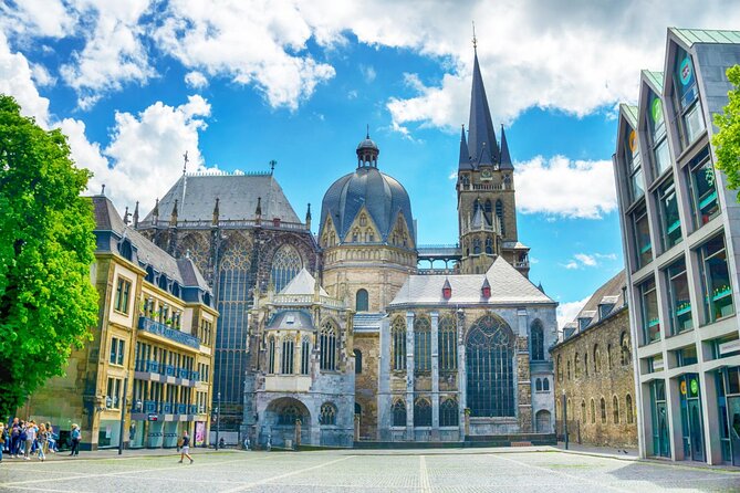 Explore Aachen in 60 minutes with a Local - Relaxing at Aachen’s Iconic Fountain