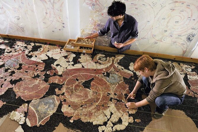 Explore Akrotiri GroupTour - How the Tour Starts at the Akrotiri Archaeological Site