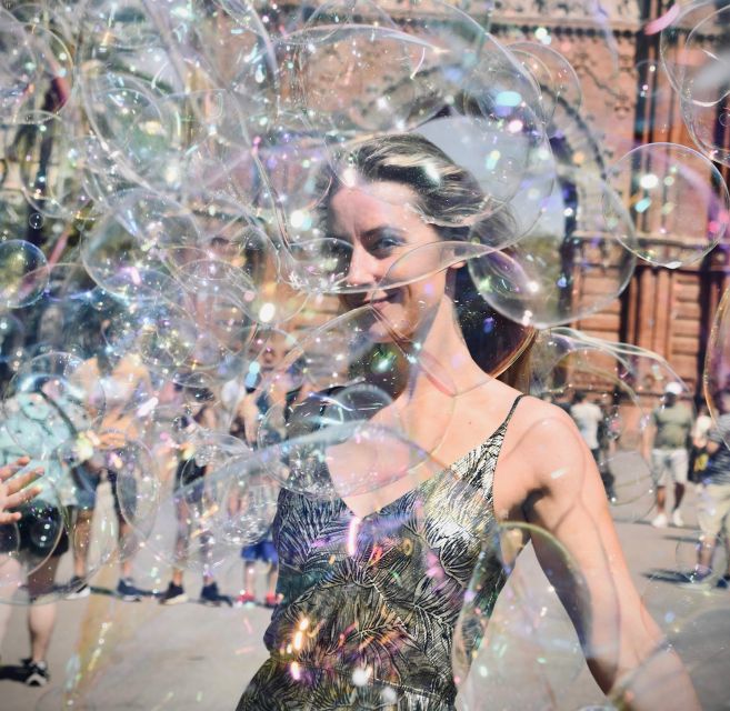 Explore Barcelona by Bike & Photo Shooting - Discovering Iconic Landmarks: Arc de Triomf and Sagrada Familia