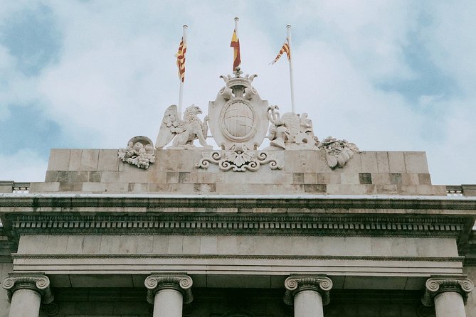 Explore Barcelona in 90 minutes with a Local - Discovering Plaça Reial: A Picturesque Square