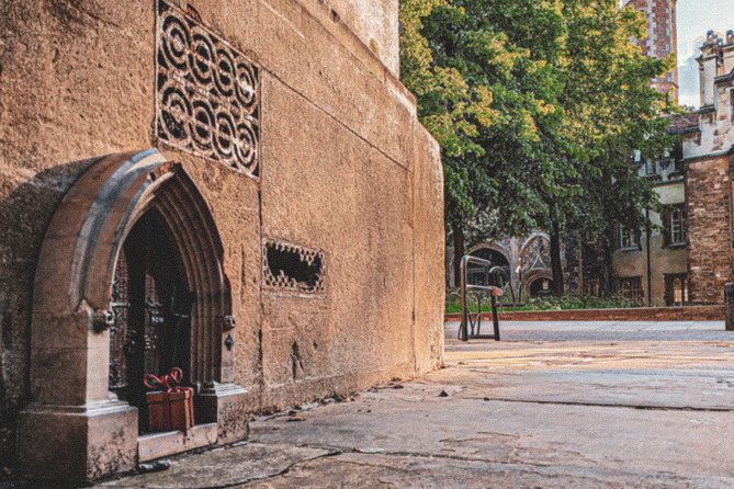 Explore Cambridge Student Life & Top Colleges Walking Tour - Gonville and Caius College: Student Social Traditions