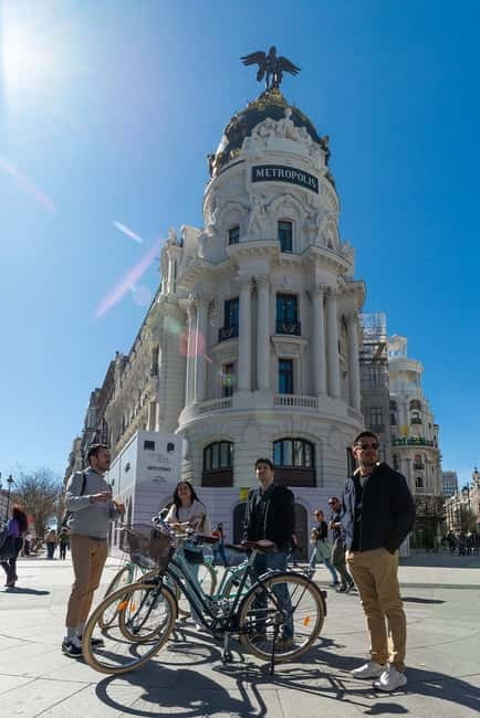 Explore Madrid by bike taking photos with Benja - Key Points
