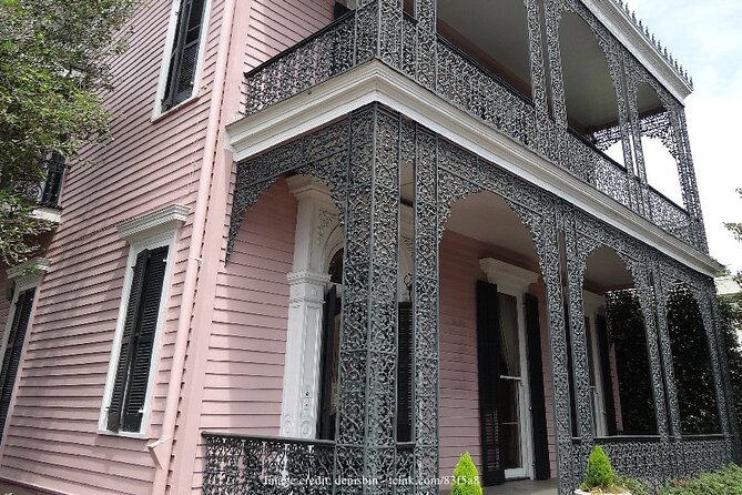 Explore New Orleans' Garden District: Private 2-hour Walking Tour - Visiting Lafayette Cemetery No. 1