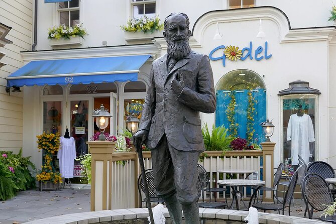 Explore Old Town Niagara-on-the-Lake: A Self-Guided Walking Tour - Honoring Wartime Sacrifice at the Memorial