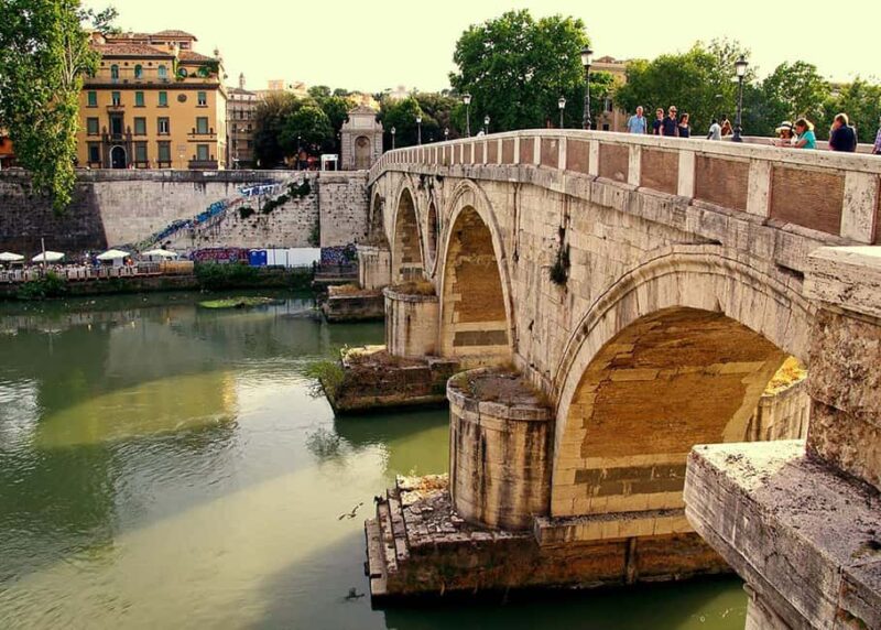 Explore Rome's Dark Past: Ghosts, Executions & Haunted Sites - Key Points