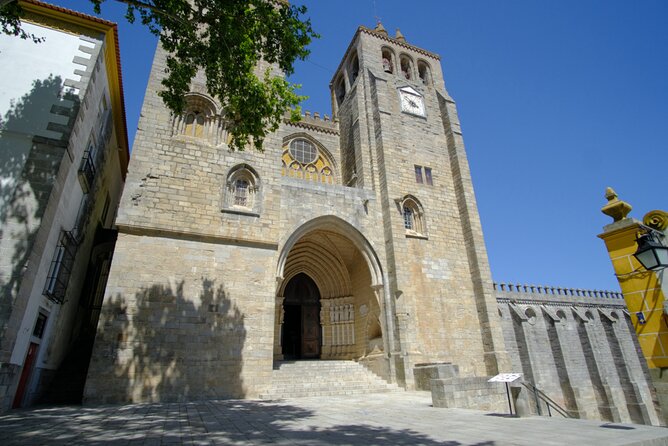 Explore the Highlights of Evora: Self-Guided GPS and Audio Tour - Vasco da Gama’s Statue and the Royal Palace