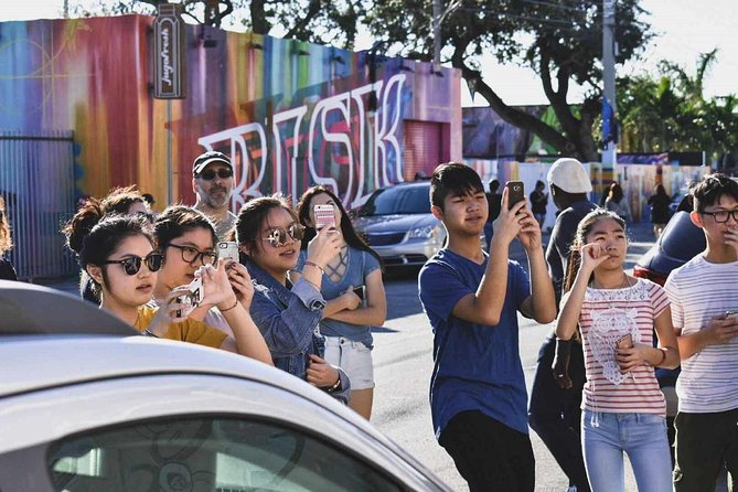 Explore Wynwood with local artist - The Guide: Roberto Manoly’s Expertise and Approach