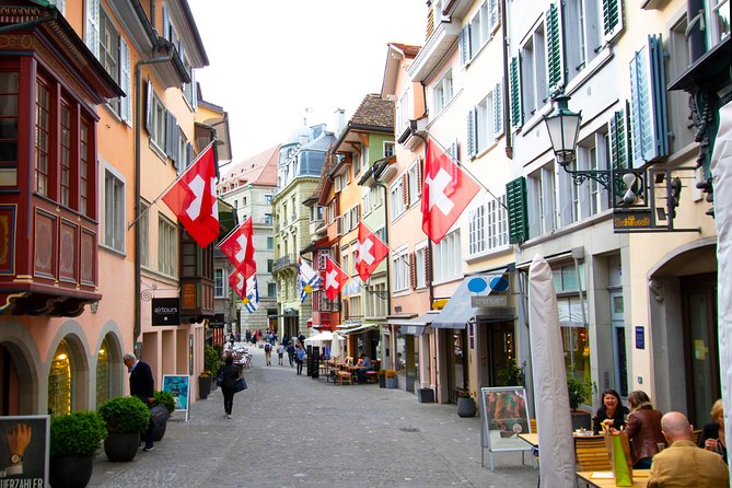 Explore Zurich in 60 minutes with a Local - Discover Zurich’s Historic Rathaus and Renaissance Charm