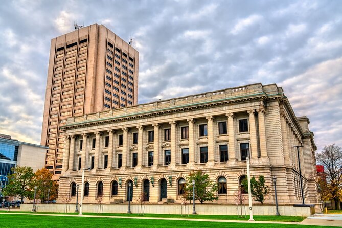 Exploring Cleveland with the Family - Walking Tour - Exploring the Cuyahoga County Court House