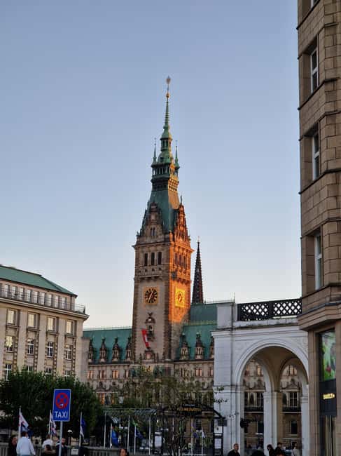 Exploring the many faces of Hamburg's modern architecture - Circling the Sprinkenhof: A Masterpiece of Expressionism