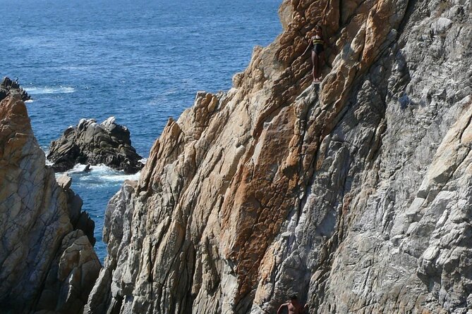 Express High Cliff Drivers at Acapulco - Key Points