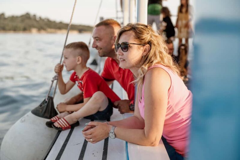 FAANA: DOLPHIN SAFARI - Experience on the Glass-Bottom Boat