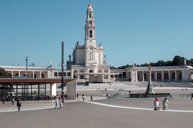 Faith and Heritage: Fátima Batalha Nazaré and Óbidos Private Tour from Lisbon - Key Points