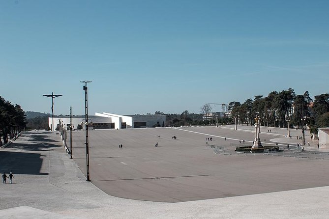 Faith and Heritage: Fátima Batalha Nazaré and Óbidos Private Tour from Lisbon - Discovering Batalha’s Gothic Majesty