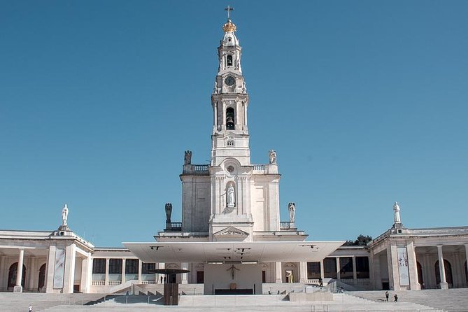 Faith and Heritage: Fátima Batalha Nazaré and Óbidos Private Tour from Lisbon - Nazaré’s Coastal Charm and Surf Records