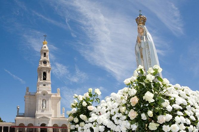 Faith and Heritage: Fátima Batalha Nazaré and Óbidos Private Tour from Lisbon - Exploring Óbidos’ Medieval Streets and Artisan Shops