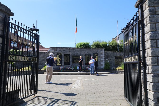 Falls road Murals Walking Tour with former prisoners - The Role of Guides: Experienced Storytellers