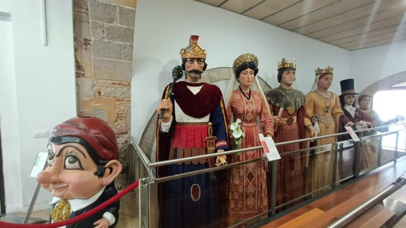 Familly friendly: tailored tapas, giants & Scavenger Hunts! - Key Points