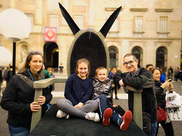 Family Private Tour: Churros, Hot Chocolate & Games in Barcelona - Discovering Gothic Barcelona and the Cathedral