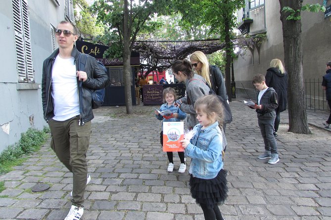 Family Treasure Hunt in Montmartre - Exploring Artistic Heritage at Place du Tertre and Side Streets