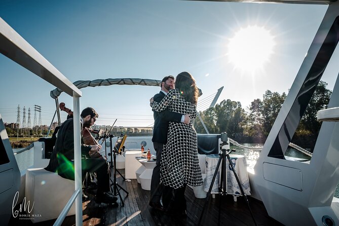 Fantastic boat trip with lunch or dinner - Scenic Views of Seville’s Landmarks