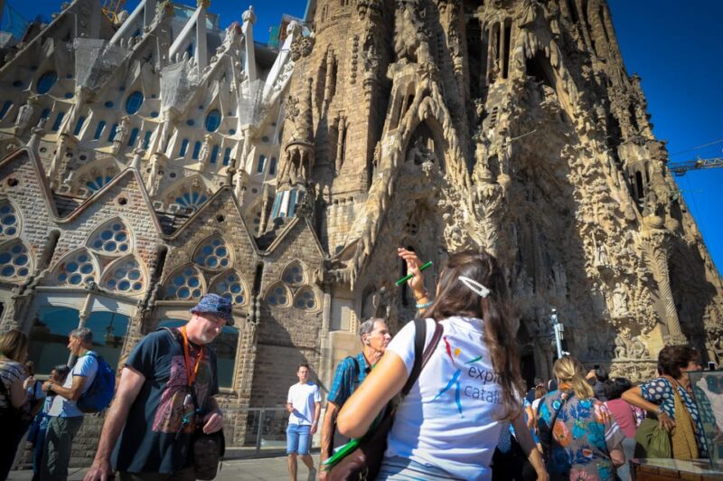 Fast Track: Sagrada Familia & Barcelona Full-Day Tour - Key Points