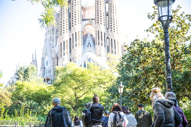 Fast Track Sagrada Familia Guided Tour - Realistic Expectations: Crowds and Atmosphere