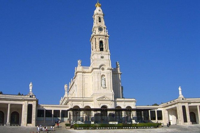 Fátima Batalha Nazaré and Óbidos Full Day Tour from Lisbon - Nazaré’s Legendary Waves and Coastal Charm