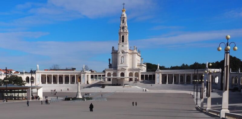 Fátima :the most important religious cathedral in Portugal - Convenient Transportation in a Luxury Vehicle