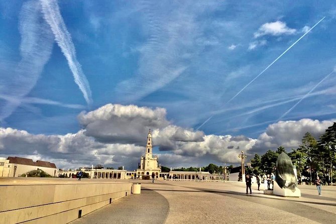 Fatima Tour + Batalha Monastery + Nazareth + Óbidos - The Guide and Customer Service Experience