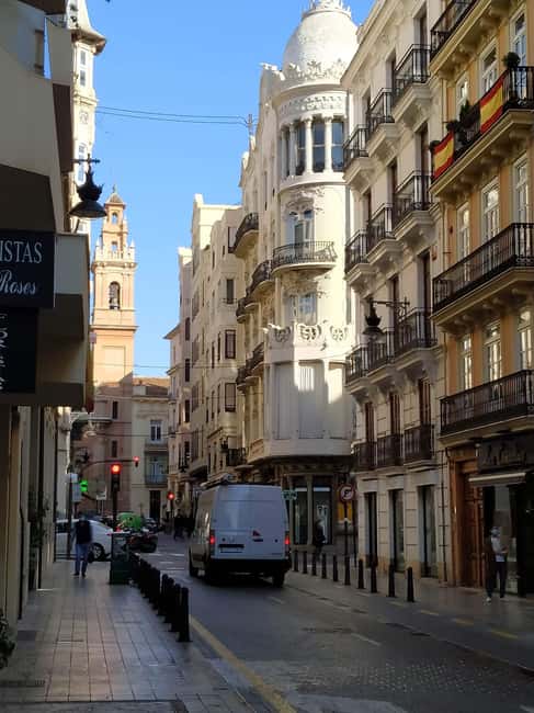 Feel Valencia, discover tradition and history - Visiting the Sacred and Political Heart at Plaza de la Virgen