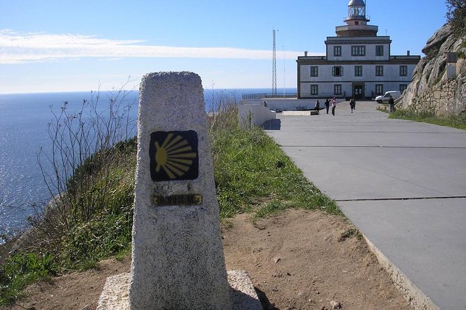 Finisterre and Costa da Morte: The Most Complete Tour of Santiago - Finisterre Lighthouse and Lunch Break in the Village