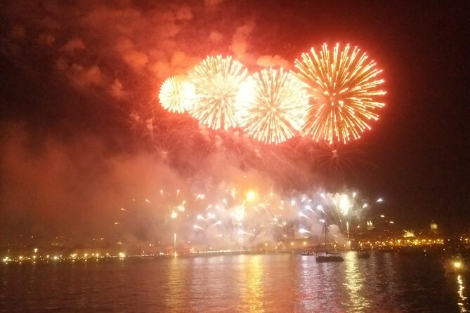 Fireworks and Open Bar in New Year's Eve Cruise in Lisbon - Fireworks Show: A Spectacle from the Water