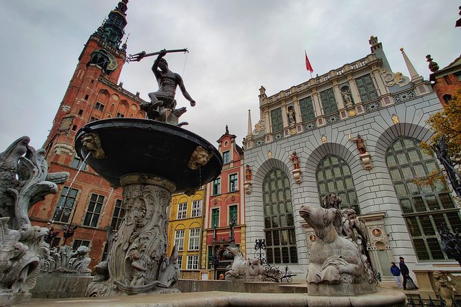 First Time in Gdask? Private Tour of Old Gdasks Highlights - The Heart of Gdansk: Dlugi Targ Square
