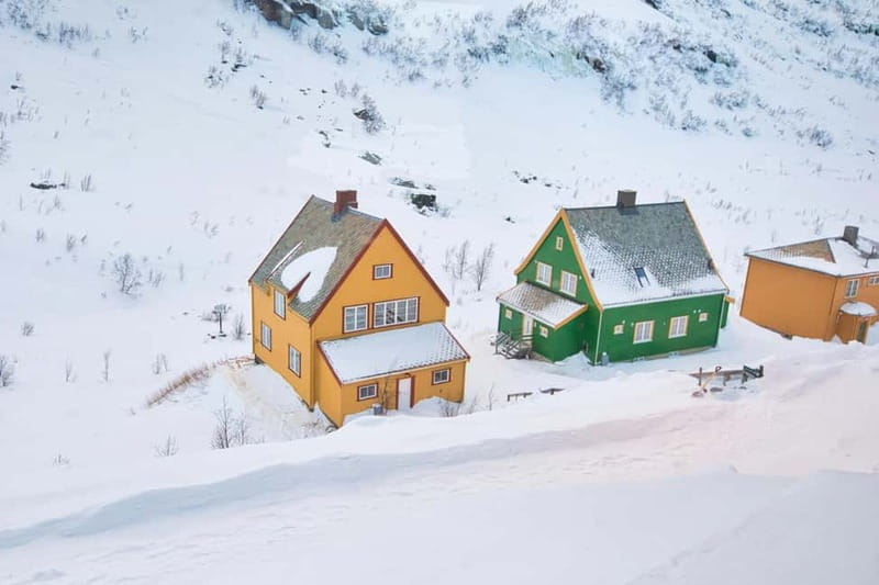 Flåm: Stegastein, Stalheim, and Gudvangen Scenic Coach Tour - Exploring the Historic Stalheim Hotel with Valley Views