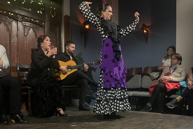 Flamenco show in the heart of Triana - Strengths: Passionate Performers and Intimate Setting