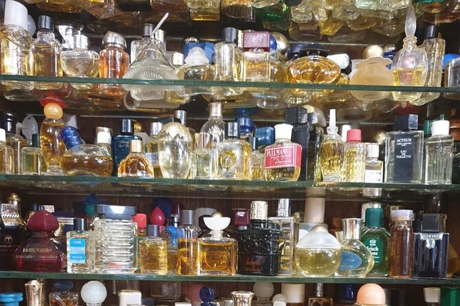Flea Market Secrets near Montmartre: A Paris Hunt for Treasures - Who Will Appreciate This Tour Most